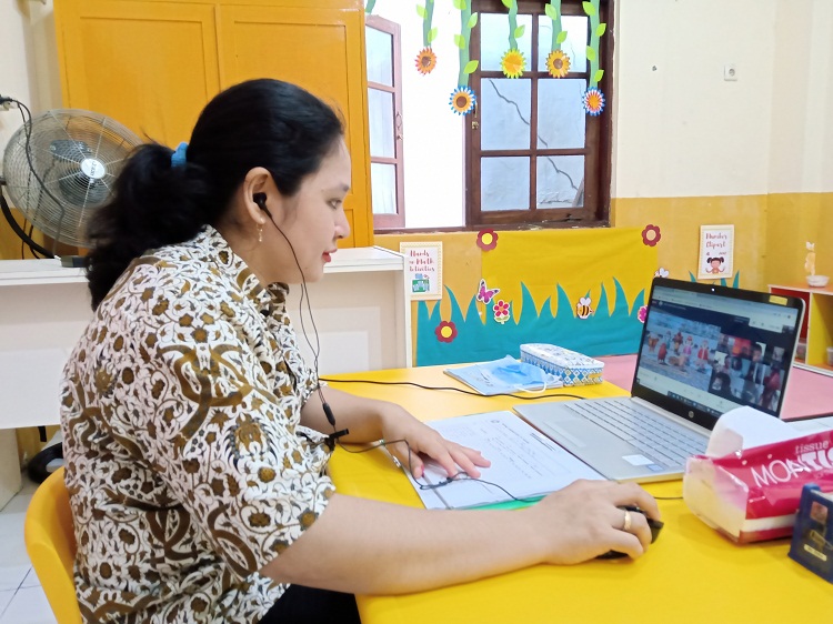 Guru YPPI saat melakukan sekolah online. SP/ Sem