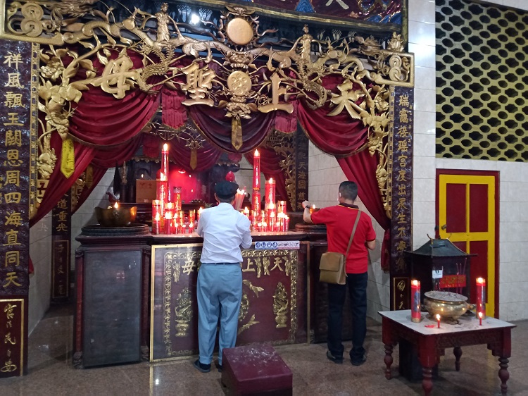 Warga Tionghoa saat melakukan ibadah di Klenteng Hong Tiek Hien. SP/ Sem