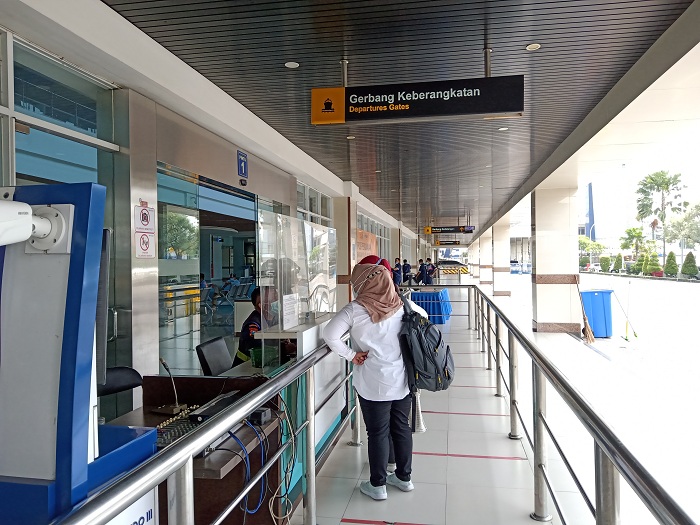 Caption: Petugas saat melakukan pemeriksaan tiket penumpang/ foto: Sem