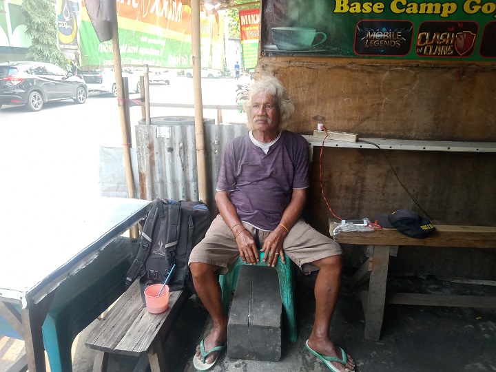 Lausuf saat nangkring di warung kopi bersama tas yang berisikan pakaiannya. SP/Semmy Mantolas