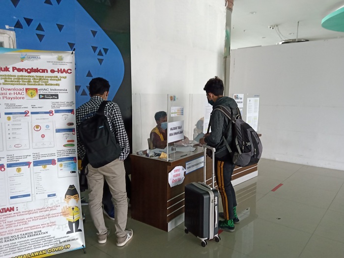 Pemeriksaan tiket dan kelengkapan administrasi penumpang kapal di Pelabuhan Tanjung Perak. SP/Semmy Mantolas