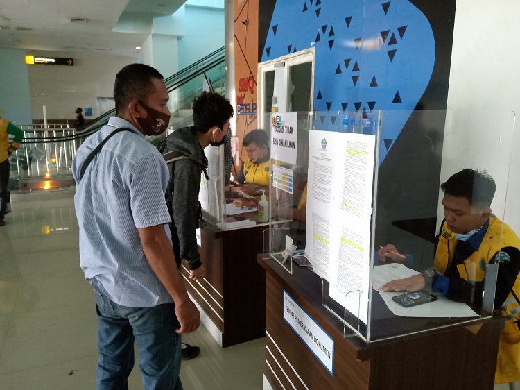 Penumpang kapal saat melakukan verifikasi bebas covid-19, Rabu (17/02/2021). SP/ Sem