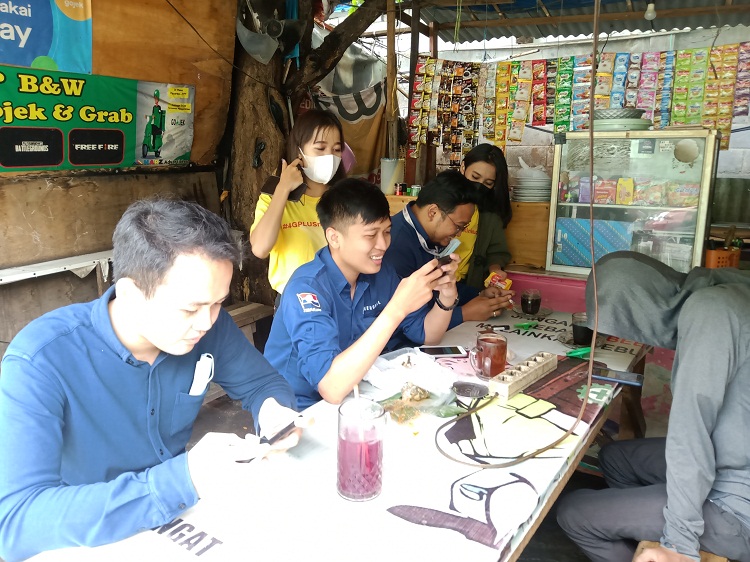 Salah satu SPG saat menawarkan produk kepada pelanggan. SP/ Sem