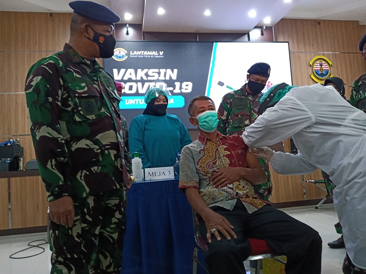Danlantamal V saat meninjau penyuntikan vaksin kepada lansia di Mako Lantamal V, Kamis (25/02/2021). SP/ Sem