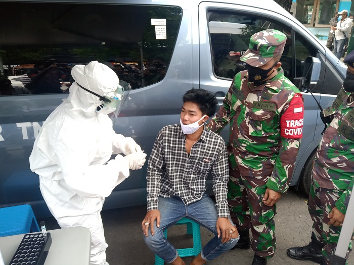 Salah satu warga Surabaya saat melakukan swab antigen gratis dari Lantamal V/ .SP/SAMMY MANTOLAS