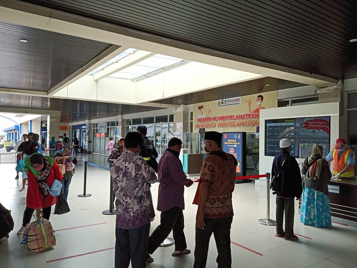 Caption: Penumpang kapal saat pemeriksaan tiket kapal di terminal Pelabuhan Tanjung Perak. SP/SAMMY MANTOLAS