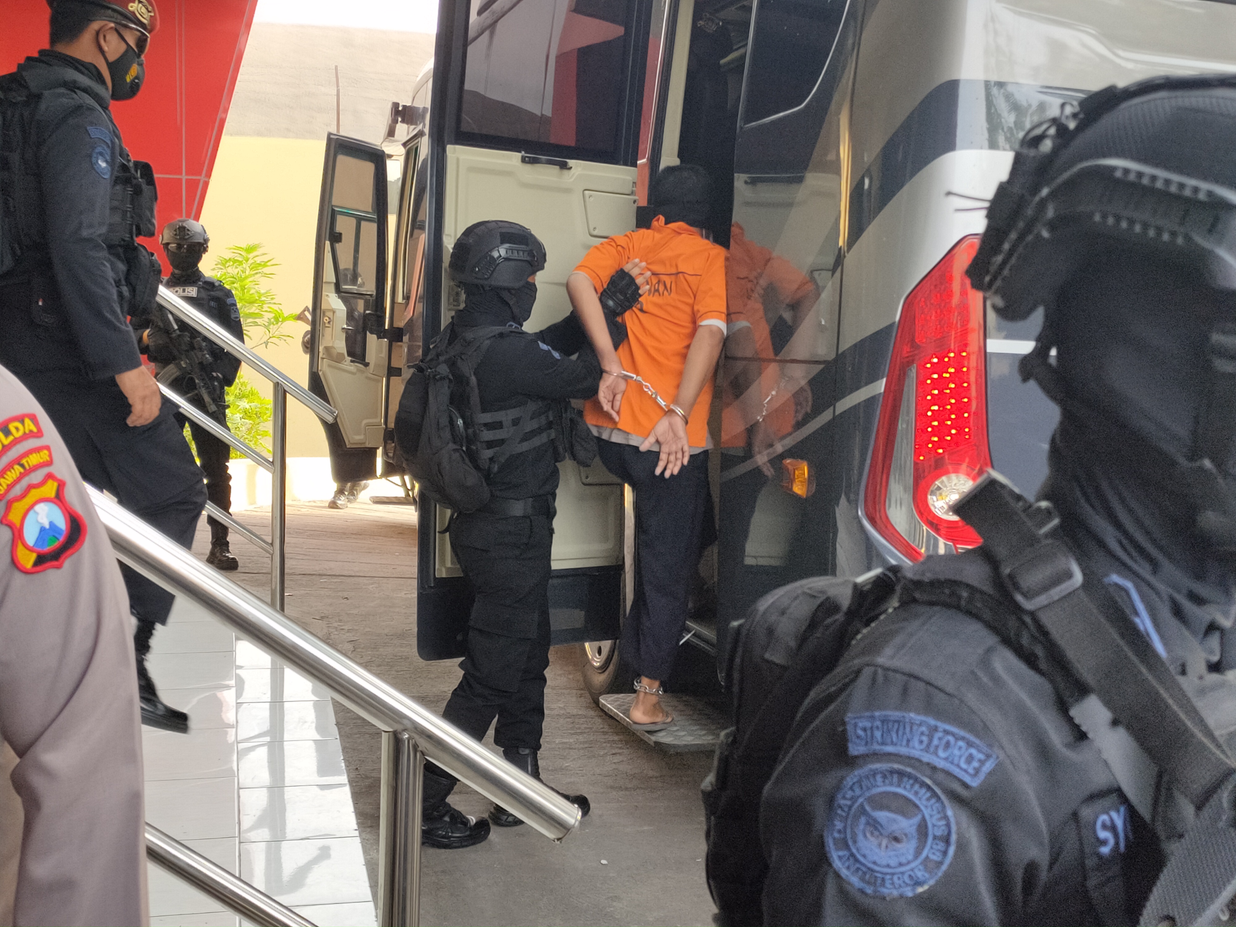 Dengan Jalan Pendek pendek, Mata Tertutup, Terduga teroris Diberangkatkan ke Bandara Djuanda Menuju Jakarta Kamis (18/3/2021)