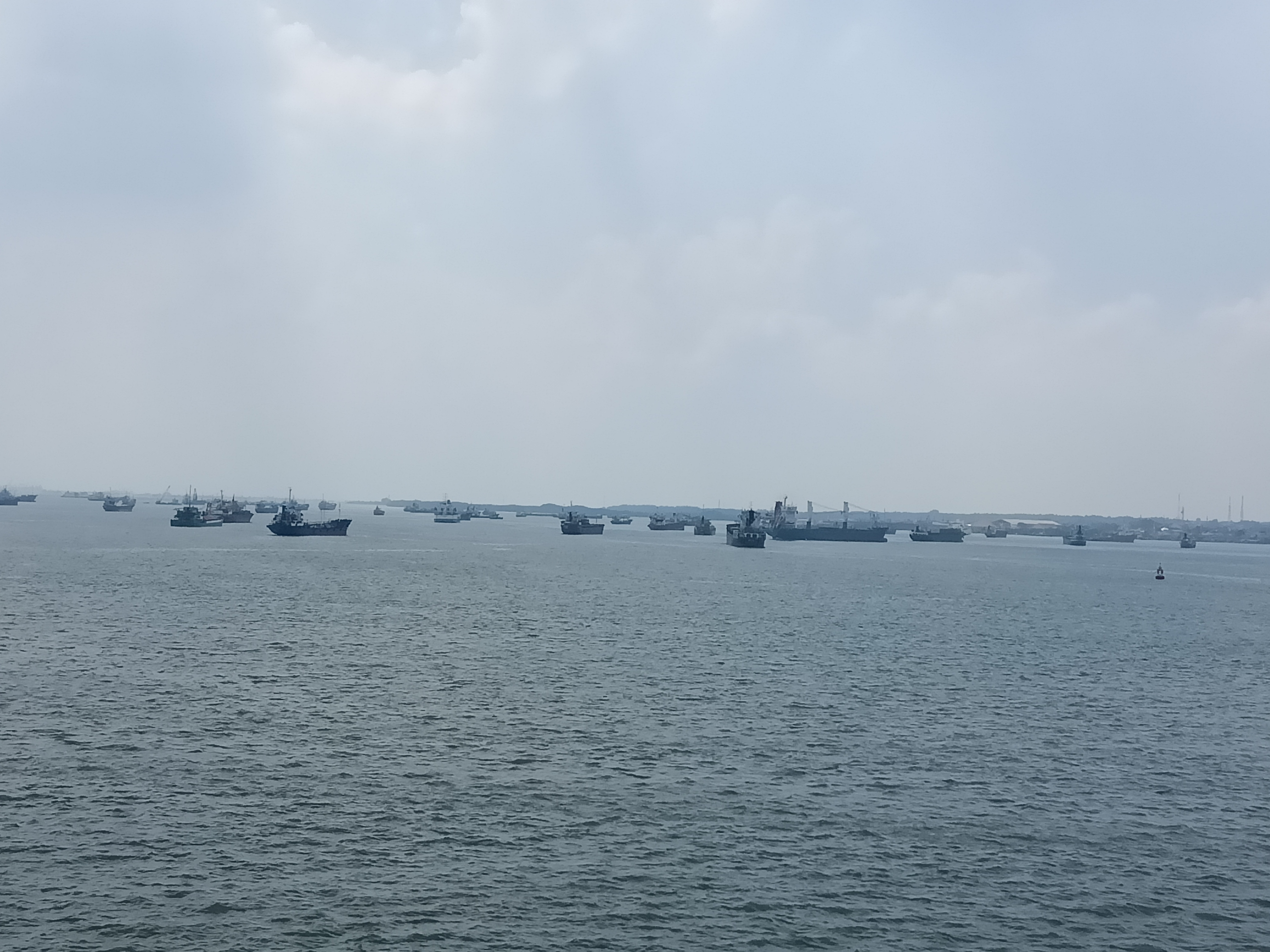 Para nelayan saat melaut/.SP/SAMMY MANTOLAS