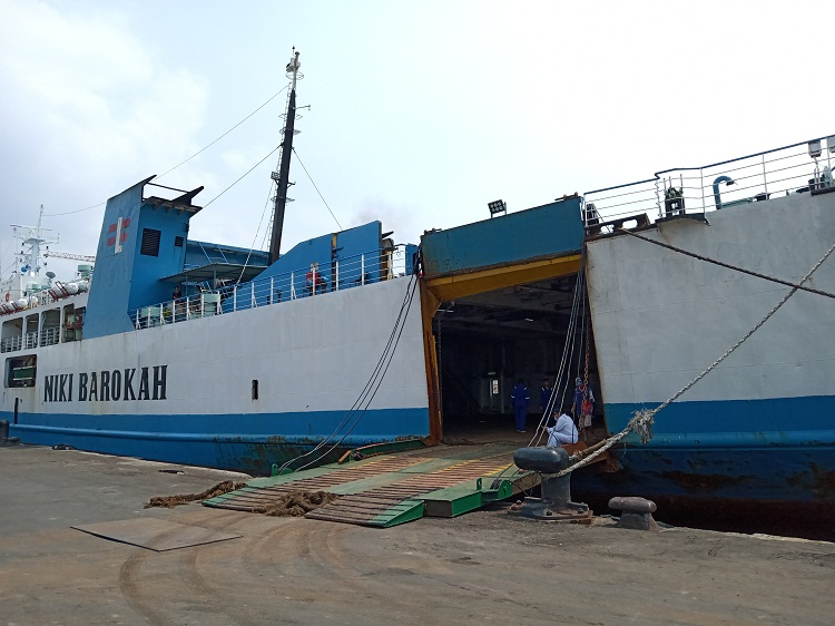 Kapal Niki Barokah saat sandar di terminal Jamrud Utara. SP/ Sem