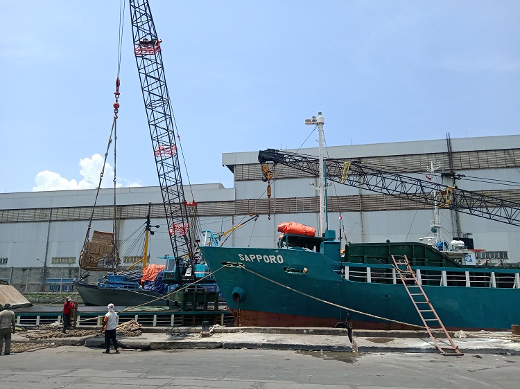 Aktivitas kapal rakyat di Pelabuhan Kalimas Surabaya. SP/ Sem