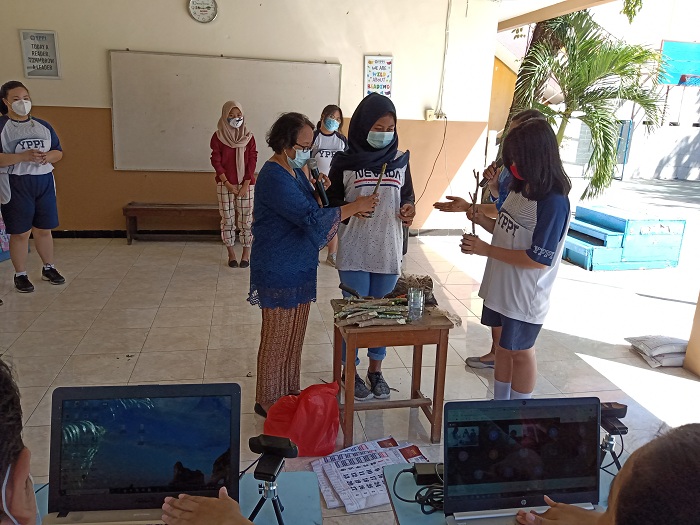 Penanaman pohon gedi yang dilakukan oleh siswi dari MTs Muhammadiyah 19 dan SMP YPPI 1 Surabaya. SP/SAMMY MANTOLAS