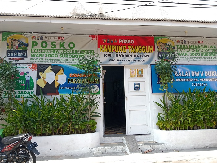 Caption: Posko kampung Tanguh RW 5 terapkan isolasi mandiri 14 hari bagi warga yang mudik.SP/SAMMY MANTOLAS