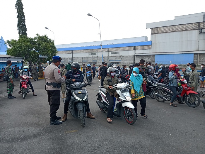 Pemeriksaan surat izin keluar masuk masyarakat di Pelabuhan Tanjung Perak selama PPKM berlangsung. SP/Semmy Mantolas