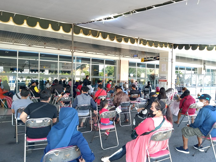 Calon penumpang kapal di Pelabuhan Tanjung Perak. SP/Semmy Mantolas