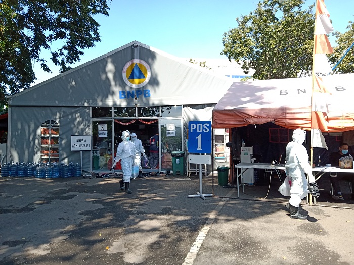 Nakes di RSLI saat bersiap masuk ke ruangan pasien covid-19 . SP/Semmy Mantolas