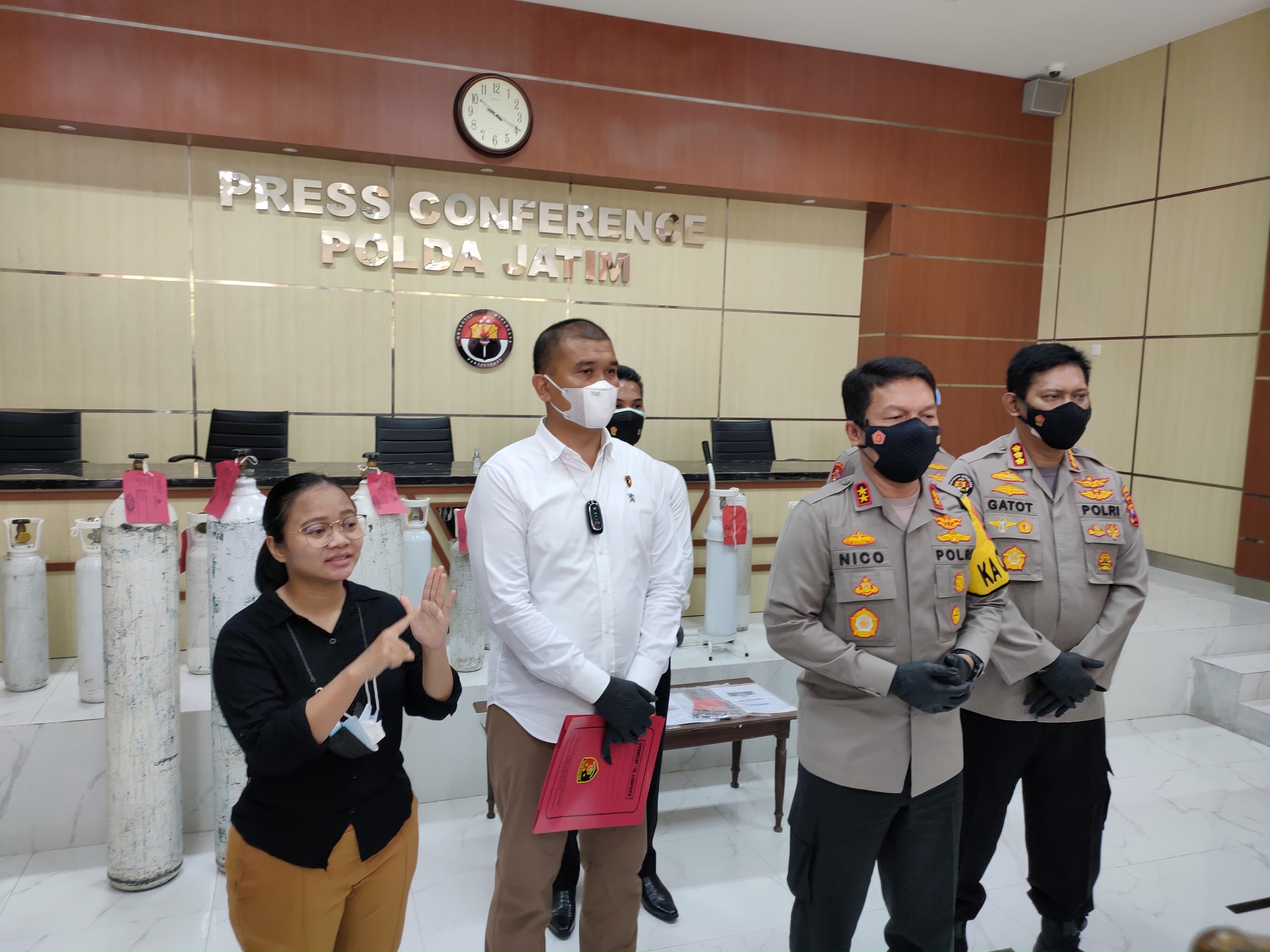 Kapolda Jatim Irjen Pol Nico Afinta, didampingi Dirreskrimum Polda Jatim Kombes Pol Totok Suharyanto, Kabid Humas Polda Jatim Kombes Pol Gatot Repli Handoko dan Wadirkrimsus Polda Jatim AKBP Zulham Effendi realeas tabung oksigen, Senin (12/7/2021)