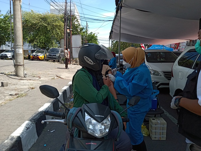 Penyuntikan vaksin covid-19 drive thru di halaman depan Polres Pelabuhan Tanjung Perak. SP/Semmy Mantolas