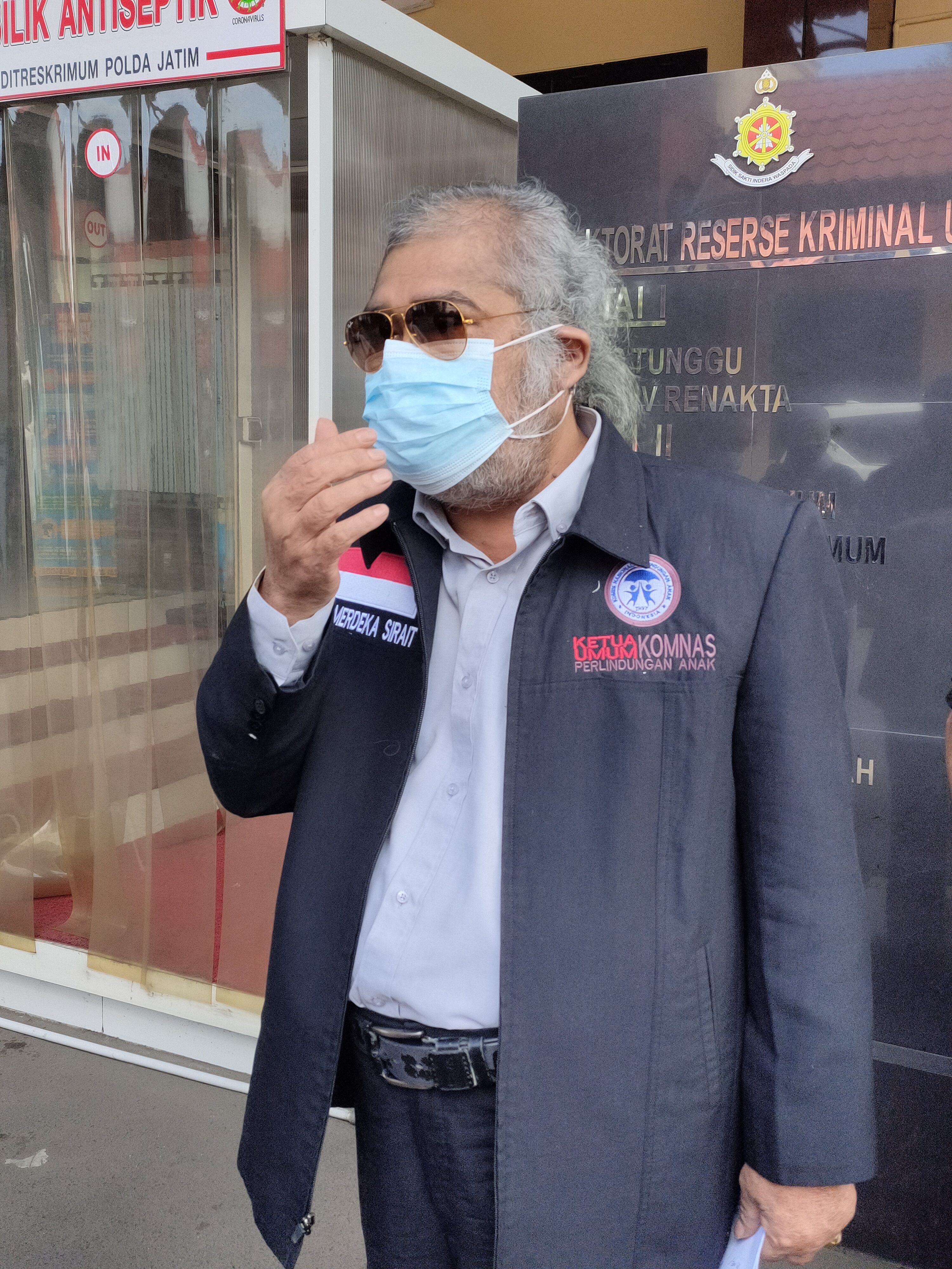 Ketua Komnas PA Arist Merdeka Sirait saat di Polda Jatim Kamis (5/8/2021)