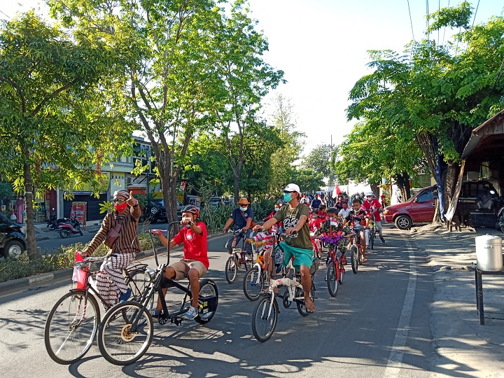 Warga Sidotopo saat gowes menuju TMP Kusuma Bangsa. SP/Semmy Mantolas