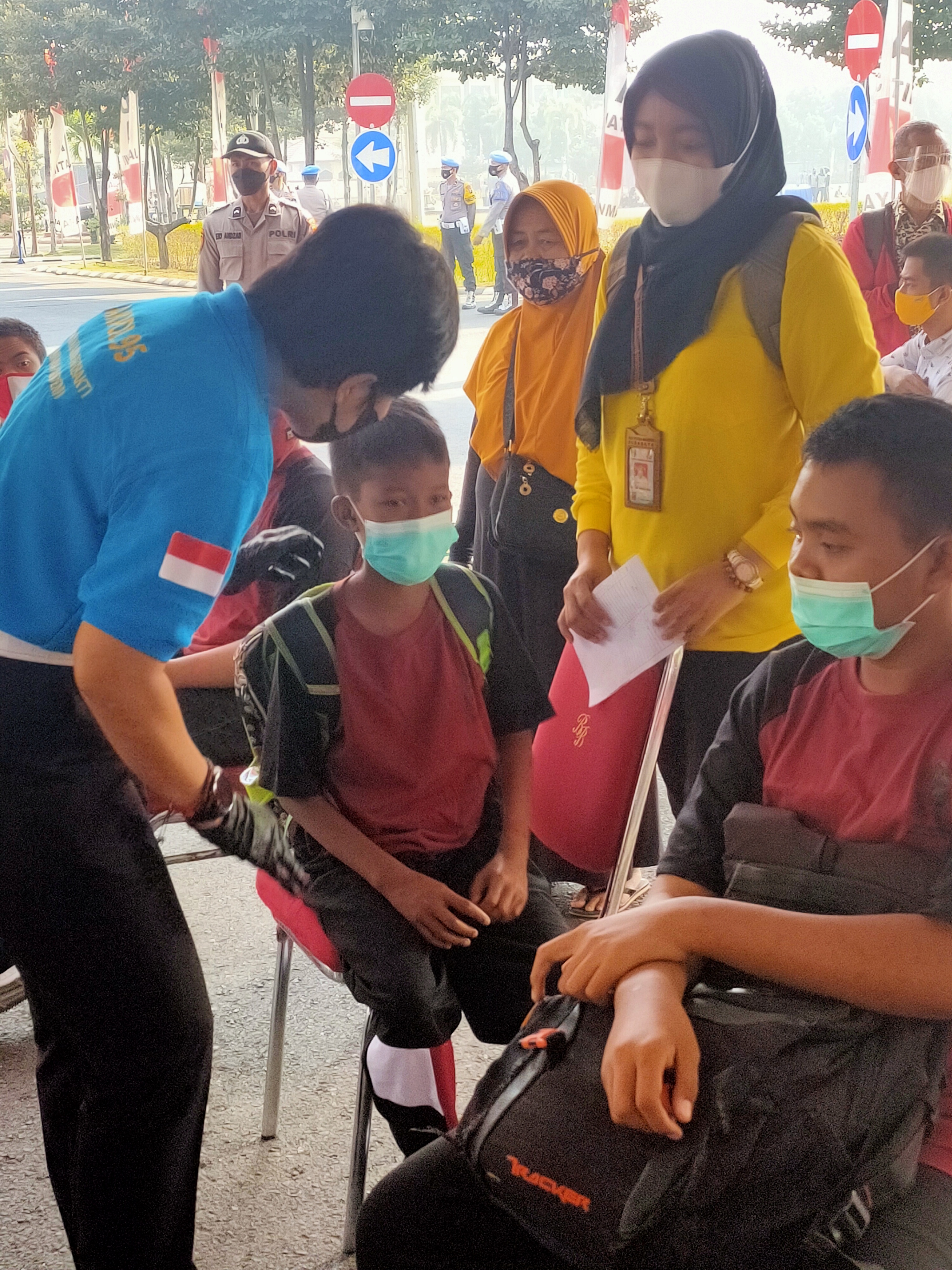 Salah satu peserta yang akan divaksin menangis di bujuk petugas agar mau divaksin, Jumat (3/9/2021)