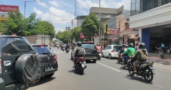 Kondisi lalu lintas di salah satu ruas jalan di Jember