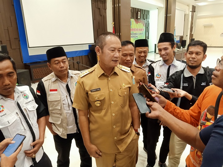 Bupati saat diwawancarai usai membuka acara pelatihan peningkatan kapasitas mandiri bagi para pendamping desa. SP/MUHAJIRIN KASRUN