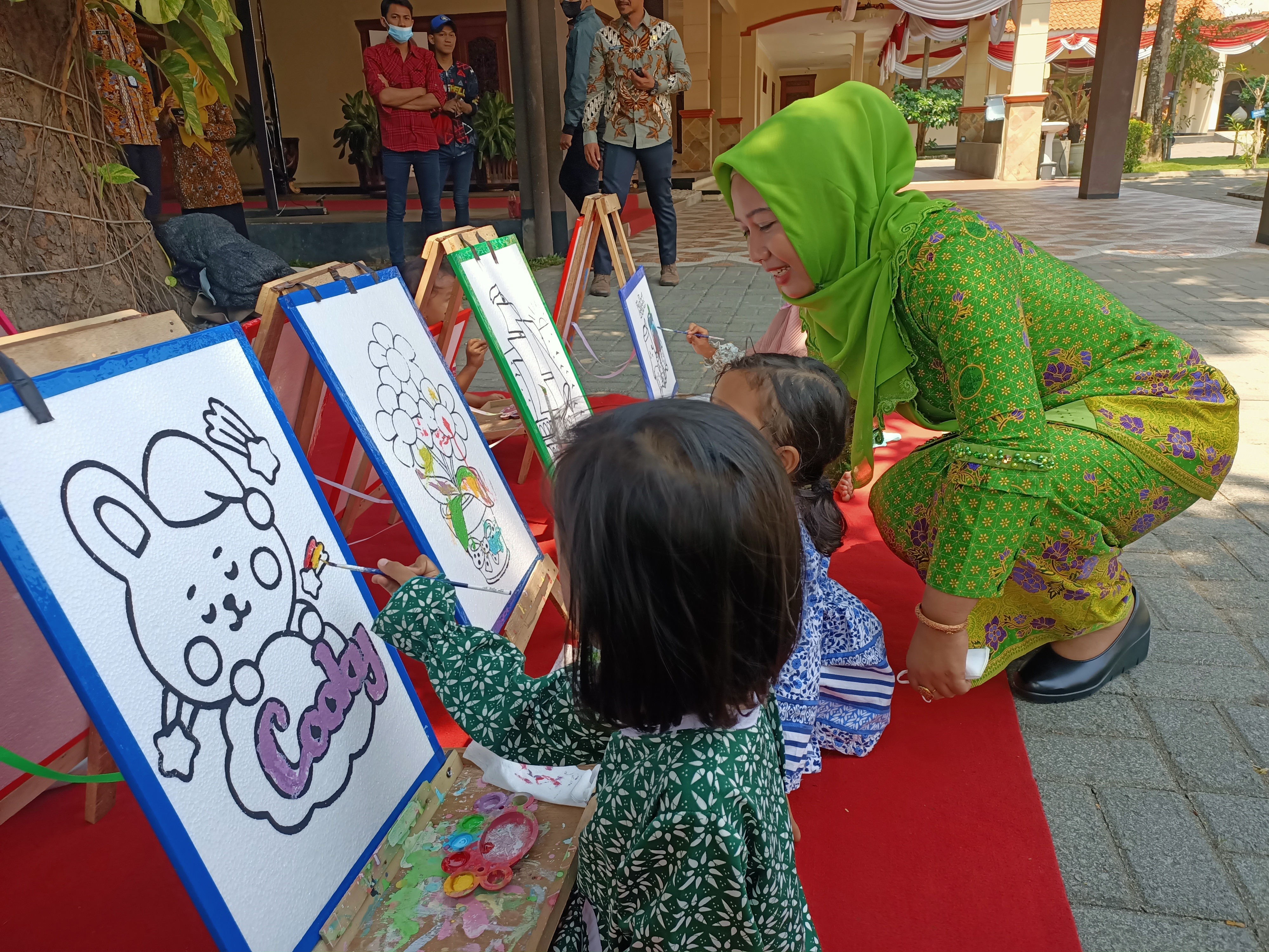Wali Kota Ning Ita saat menemani sejumlah anak yatim bermain lukisan cat air di halaman rumah rakyat