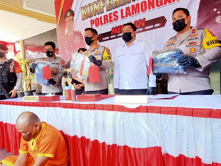 Kapolres Lamongan beserta jajarannya menunjukan barang bukti dan tersangka pembunuhan di Mapolres. SP/MUHAJIRIN