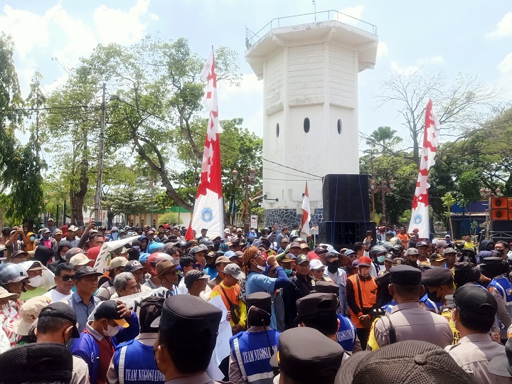Petani tambak saat berunjuk rasa di depan kantor Pemkab Lamongan. SP/MUHAJIRIN KASRUN