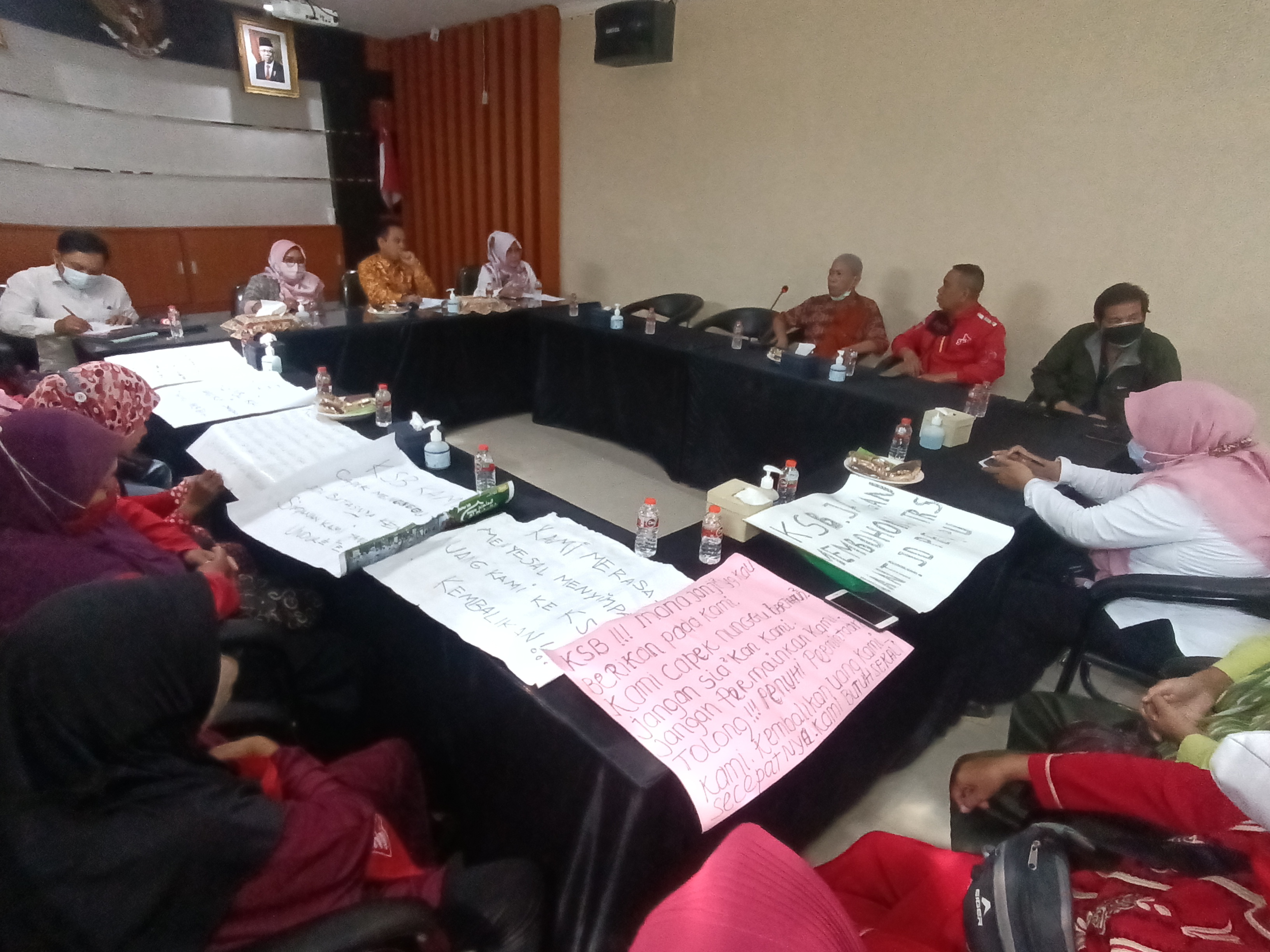 Mediasi kasus gagal bayar KSPSB Cabang Mojokerto dengan para nasabahnya.