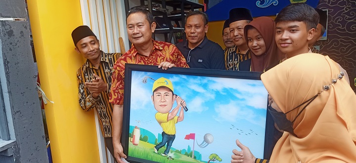Bupati saat mendapatkan suprise lukisan yang bergambar dirinya dari SMA N 1 Sekaran.  SP/MUHAJIRIN KASRUN