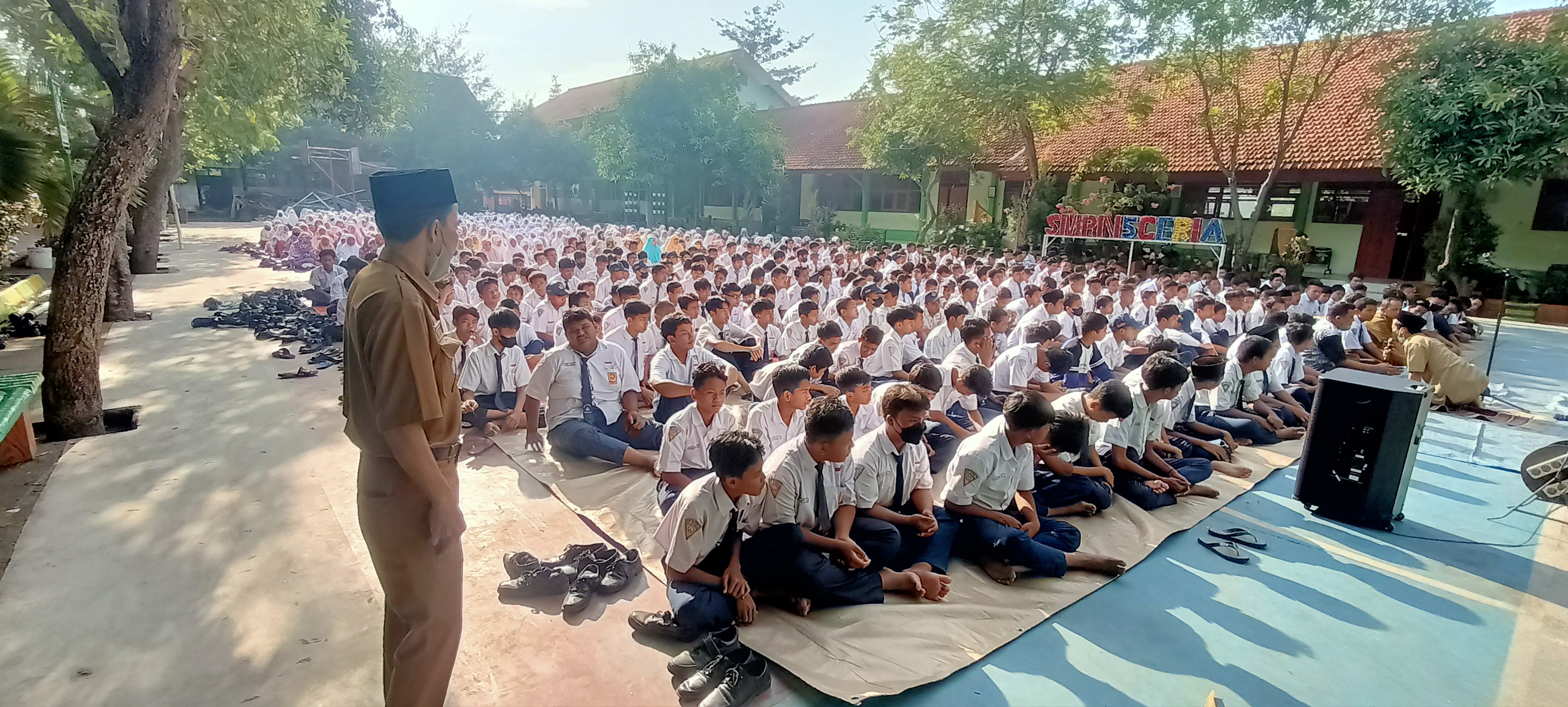 Ratusan pelajar SMPN 5 Kota Mojokerto saat istigosah dan shalat ghaib di halaman sekolah