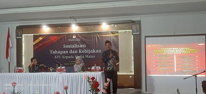 Komisioner KPUK Lamongan Khoirul Anam saat menyampaikan informasi tahapan Pemilu. SP/MUHAJIRIN KASRUN