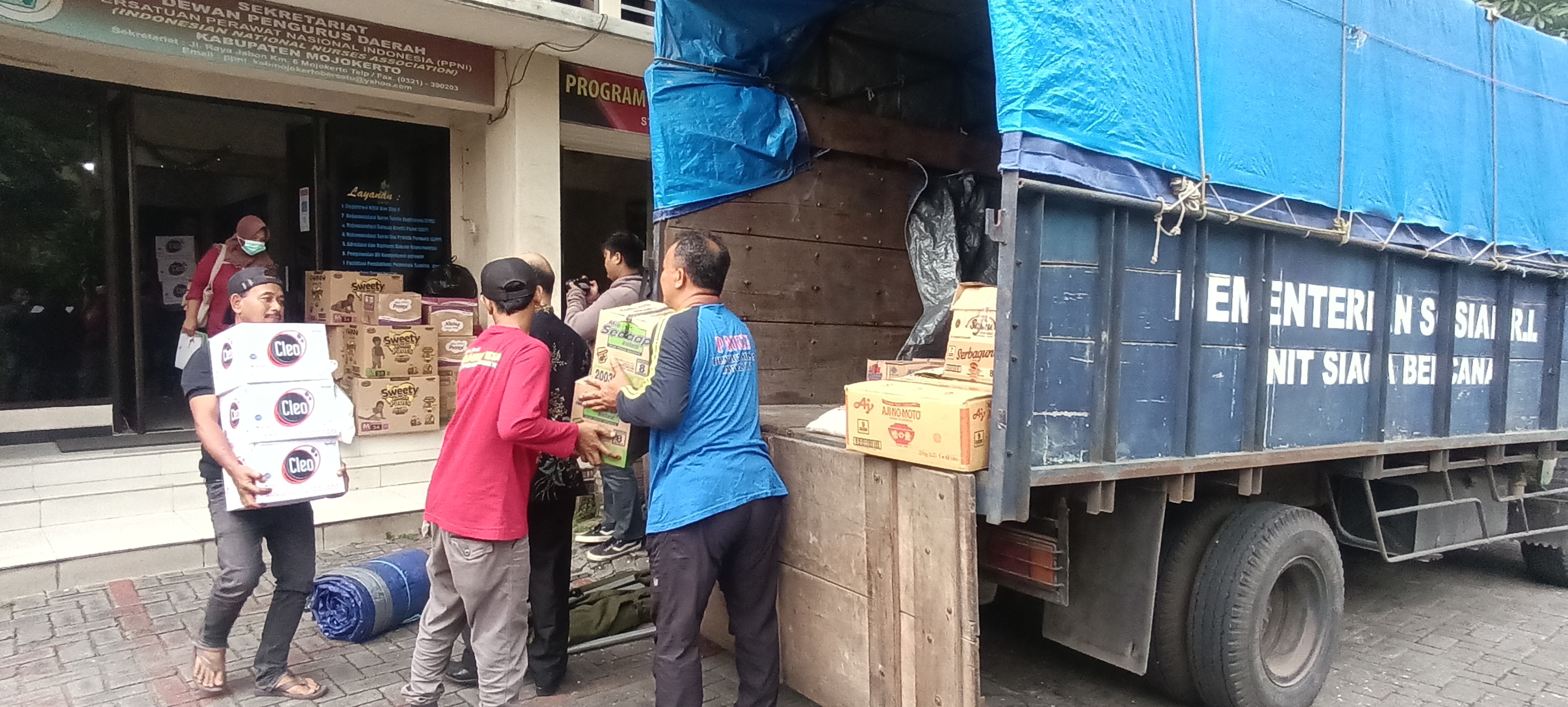 Bantuan logistik sembako dari DPD PPNI Kabupaten Mojokerto untuk korban gempa bumi Cianjur
