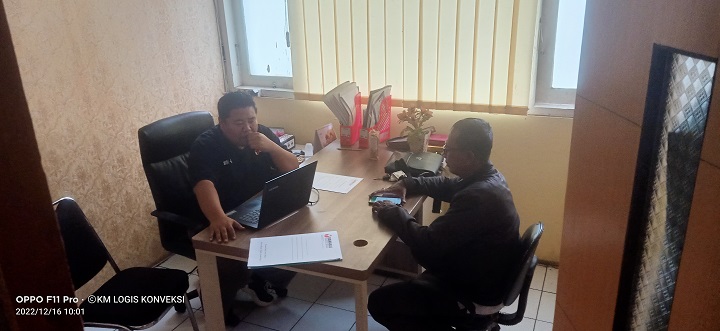 M. Nadhim Komisioner Bawaslu Lamongan saat memeriksa dan memintai klarifikasi kepada Yanto pengadu. SP/MUHAJIRIN 