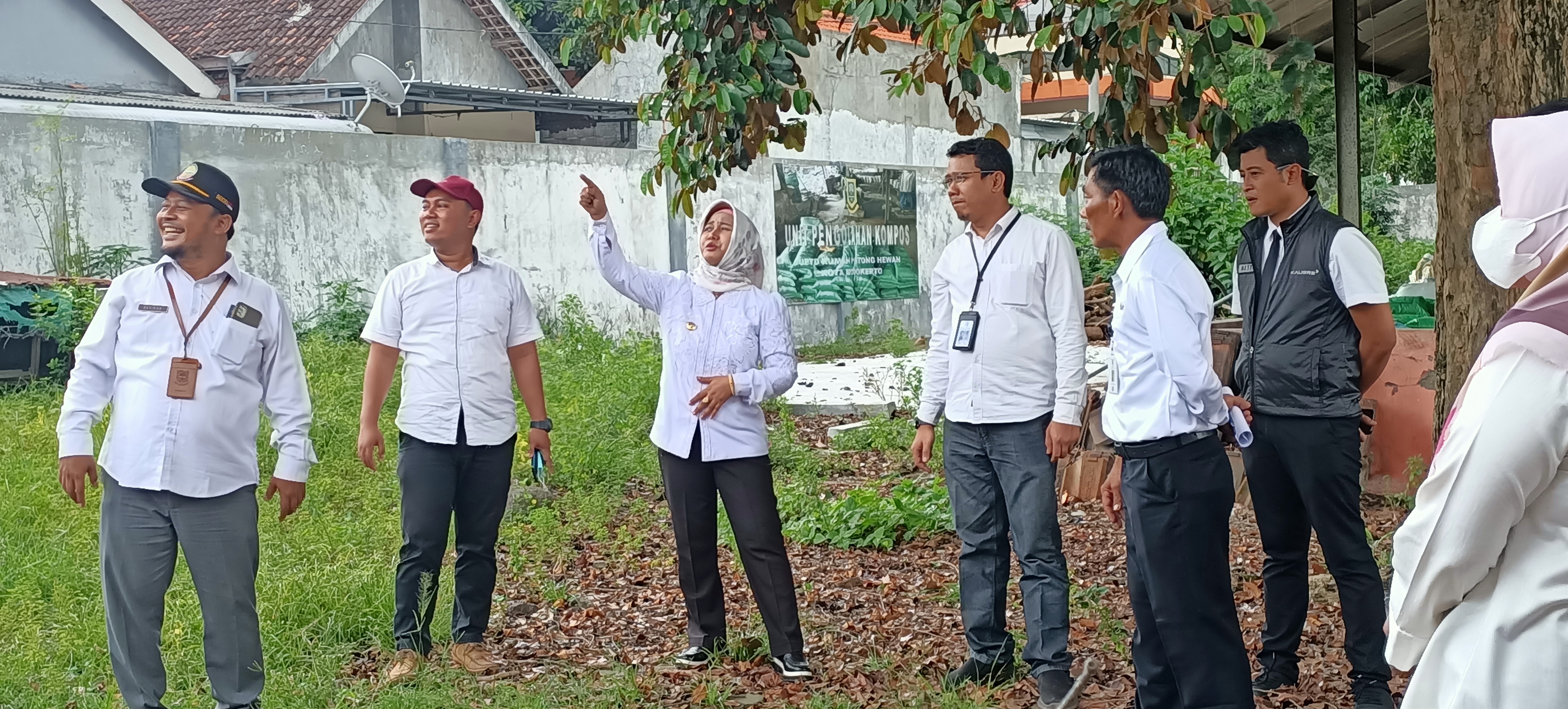 Walikota Ning Ita saat sidak di proyek pembangunan pasar hewan sekar putih