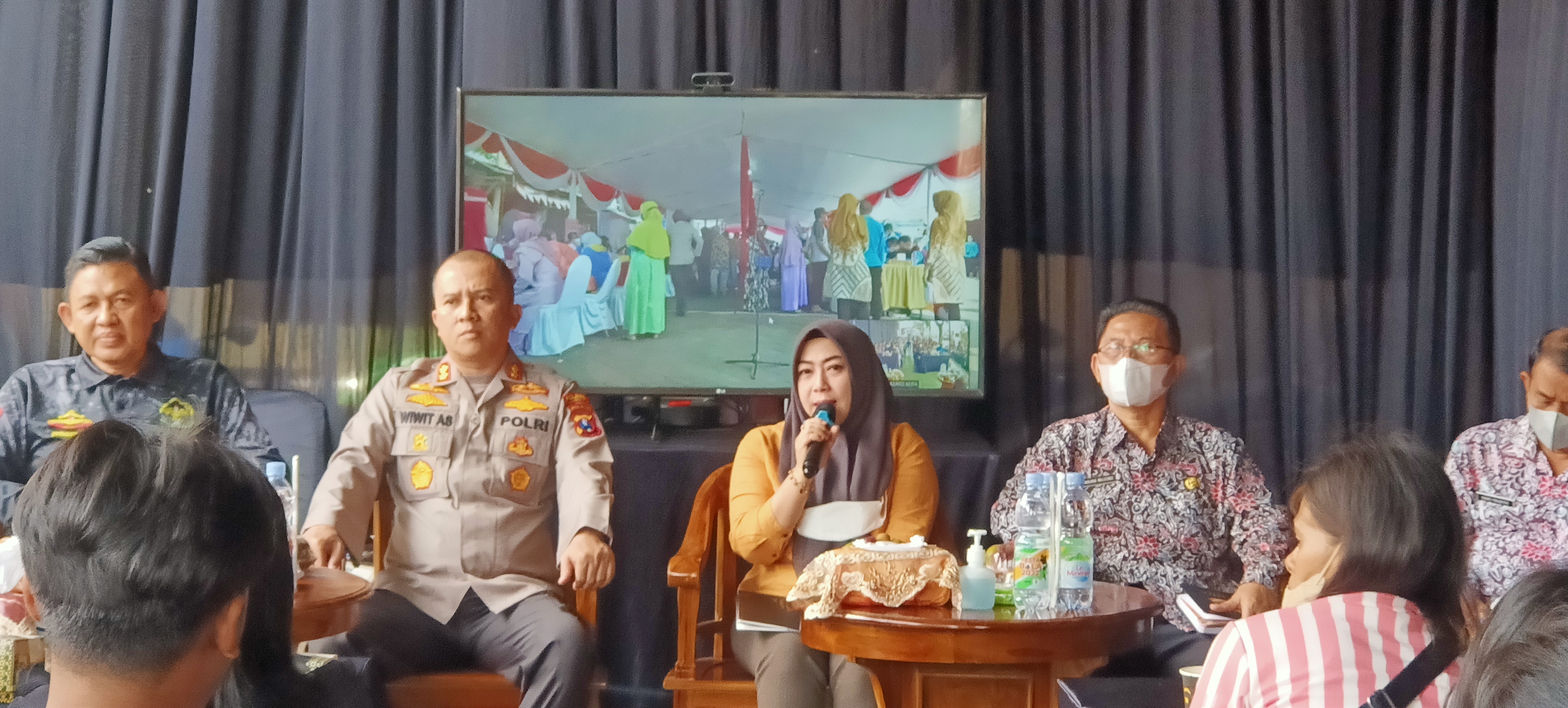Dialog Jumat Curhat dengan PKL Alun-alun Kota Mojokerto si halaman Kantor Diskopukmperindag Kota Mojokerto.