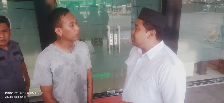 Kasatreskrim pakai kopiah saat berbicara dengan yang bersangkutan sebelum diserahkan ke Yayasan Berkas Bersinar untuk dirawat. SP/MUHAJIRIN