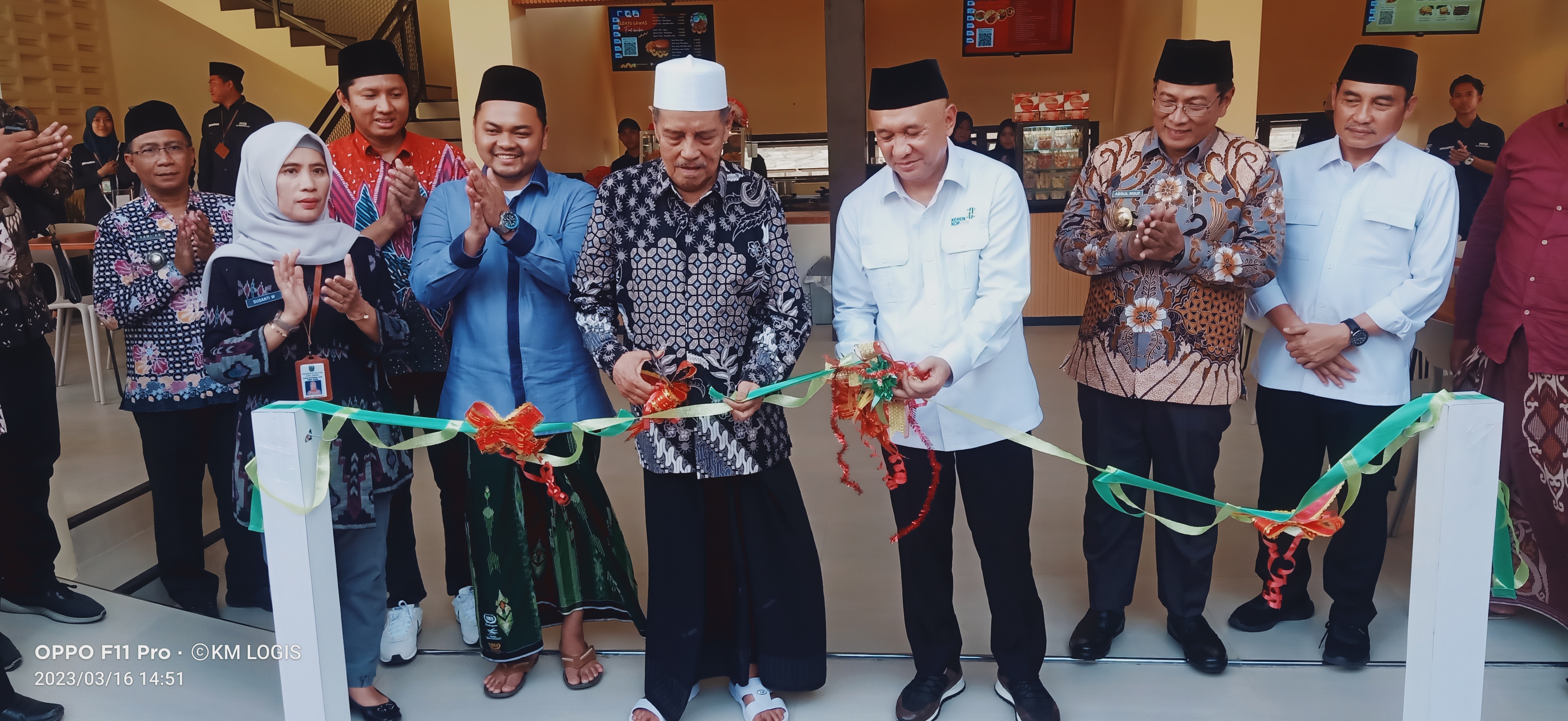 MenKopUKM, Teten Masduki dan penghasuh PP. Sunan Drajat KH. Abd Ghofur memotong pita dalam persemian restoran Sunan Drajat. 
FOTO:SP/MUHAJIRIN KASRUN