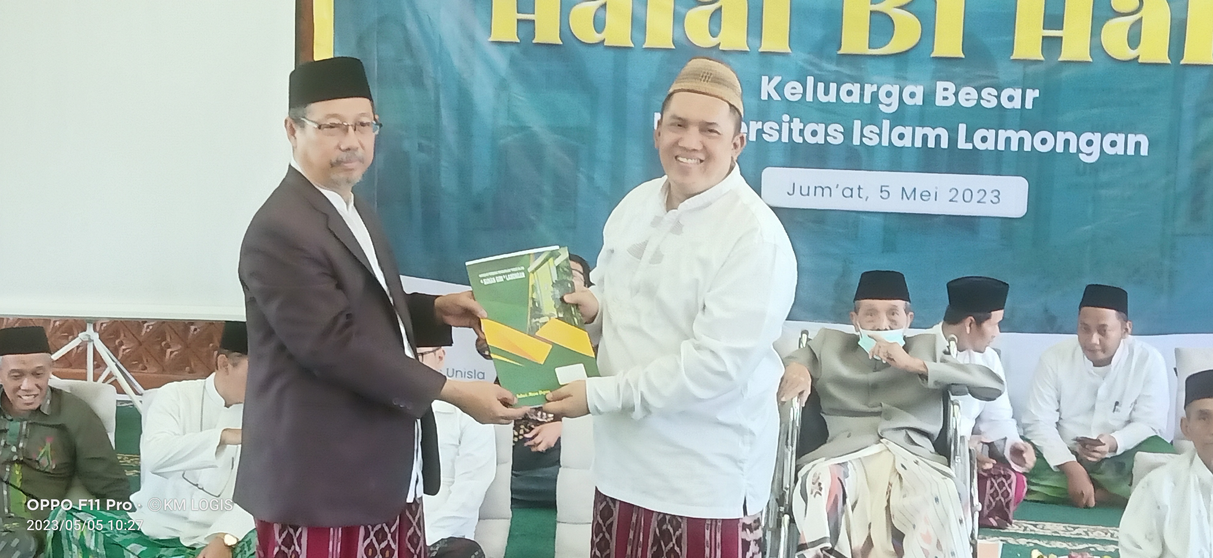 Ketua YPPTI Sunan Giri versi Bambang Eko Moeljono menyerahkan surat pengangkatan Pj Rektor ke Abd Ghofur.

FOTO:SP/MUHAJIRIN KASRUN