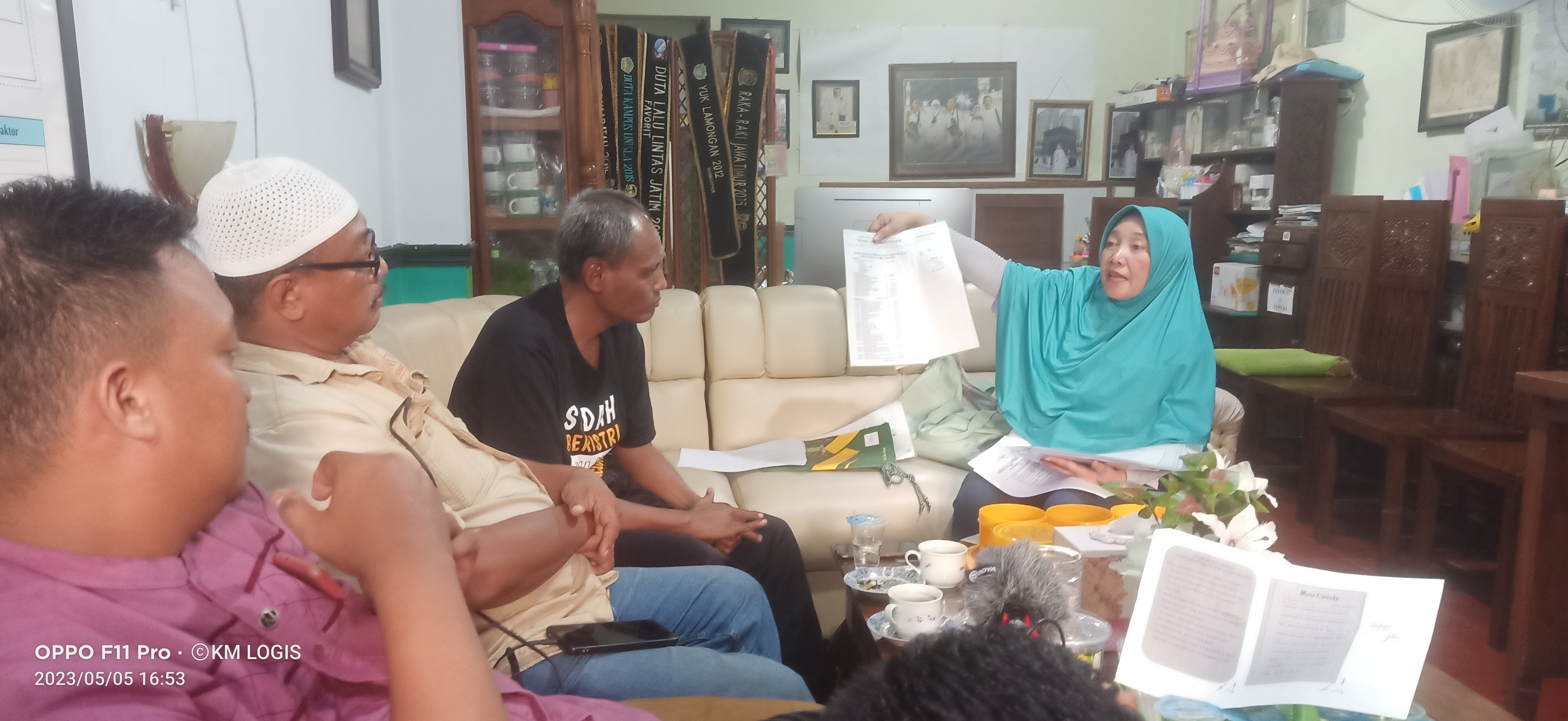 Nuril Badriyah saat menunjukan bukti-bukti sah kalau Pengurus YPPTI yang sah adalah  ketuanya Wardoyo, bukan Bambang.

FOTO:SP/MUHAJIRIN KASRUN
