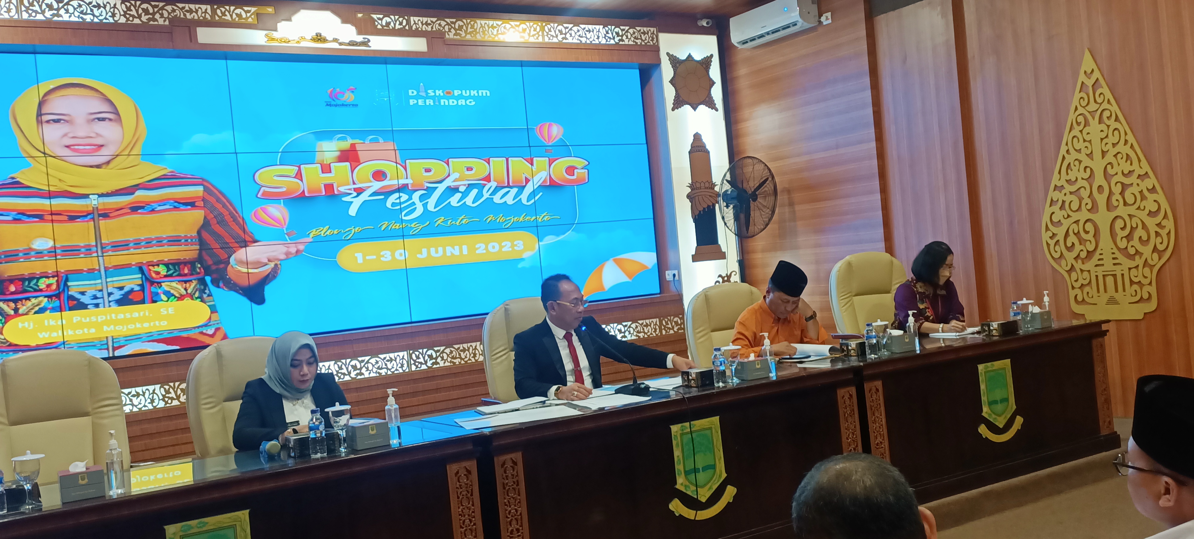 Sekdakot Mojokerto Gaguk Tri Prasetya saat memimpin rapat TPKAD terkait persiapan Mojokerto Shopping Festival 2023