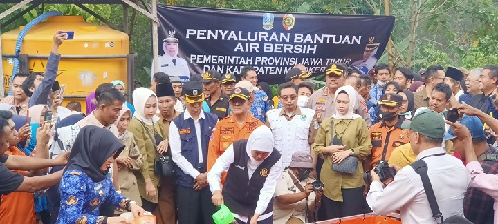 Gubernur Khofifah dan Bupati Ikfina saat memantau secara langsung distribusi air bersih di Desa Kunjorowesi, Kecamatan Ngoro, Kabupaten Mojokerto