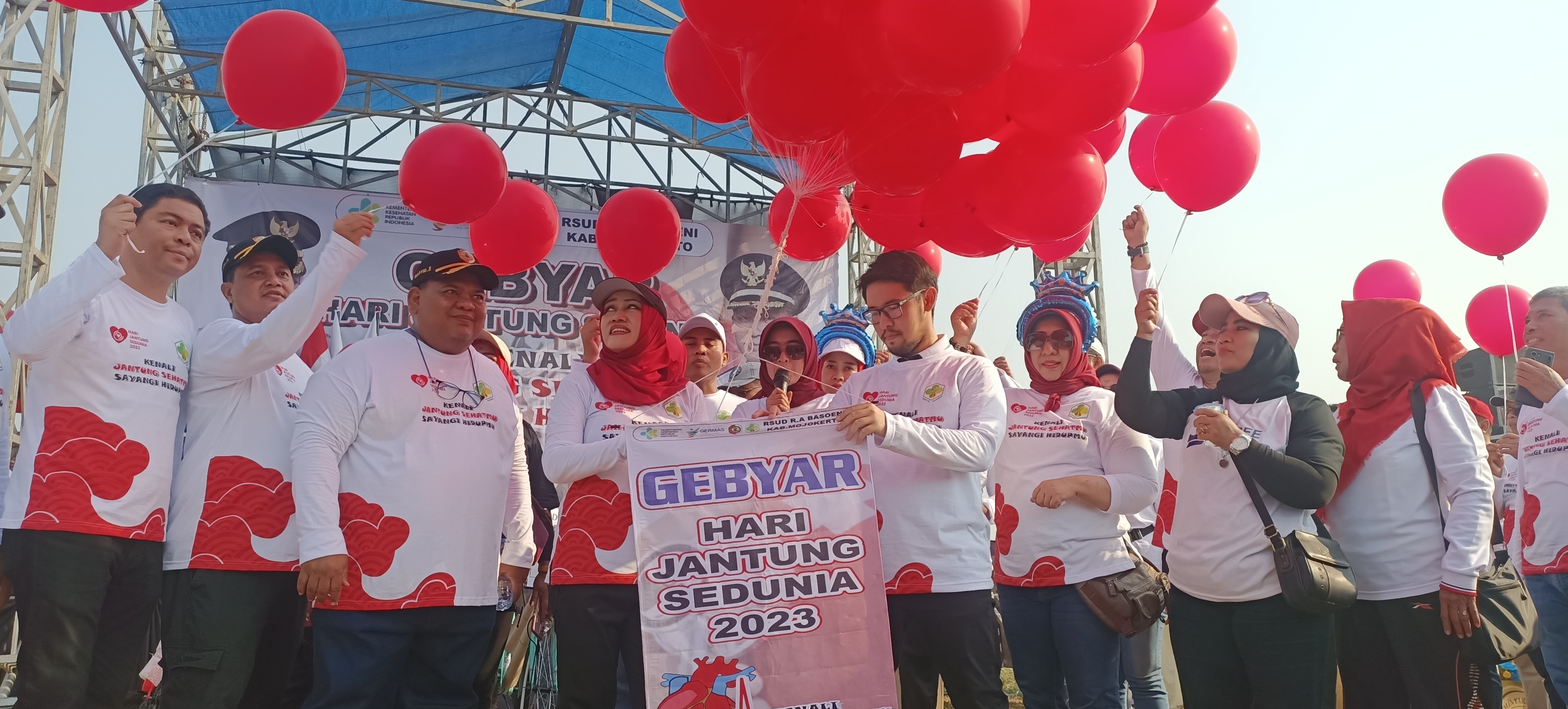 Bupati Mojokerto Ikfina Fahmawati saat melepas balon di acara gebyar hari jantung sedunia di Lapangan Gedeg 