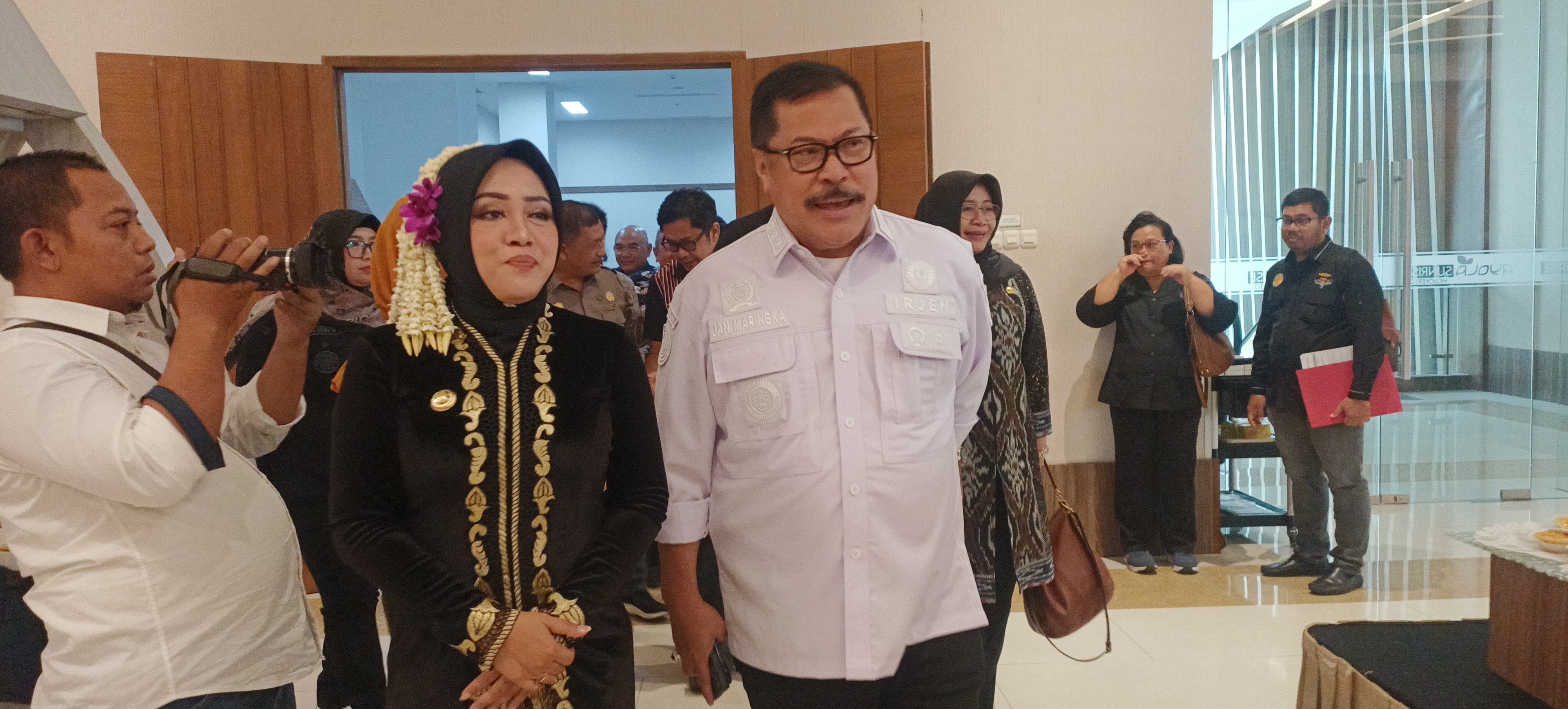 Irjen Kementan Jan S. matingka dan Bupati Ikfina saat Dialog 'Jaga Pangan' di Hotel Ayola, Kota Mojokerto, Jawa Timur pada Selasa (10/10/2023).