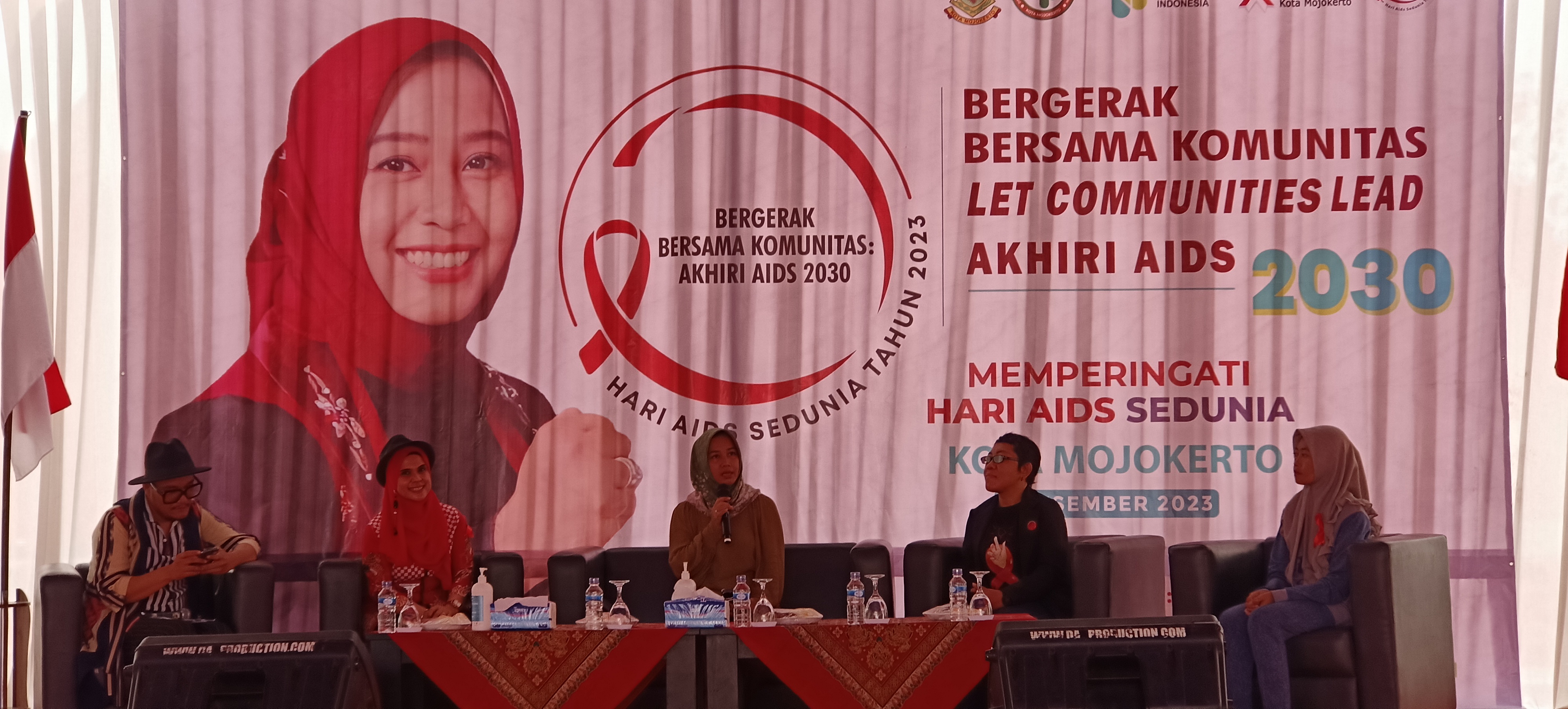 Wali Kota Ika Puspitasari yang juga Ketua KPA Kota Mojokerto saat memperingati Hari Aids Sedunia dengan tema Bergerak Bersama Komunitas Akhiri AIDS 2030 di Alun-Alun Wiraraja, Jumat