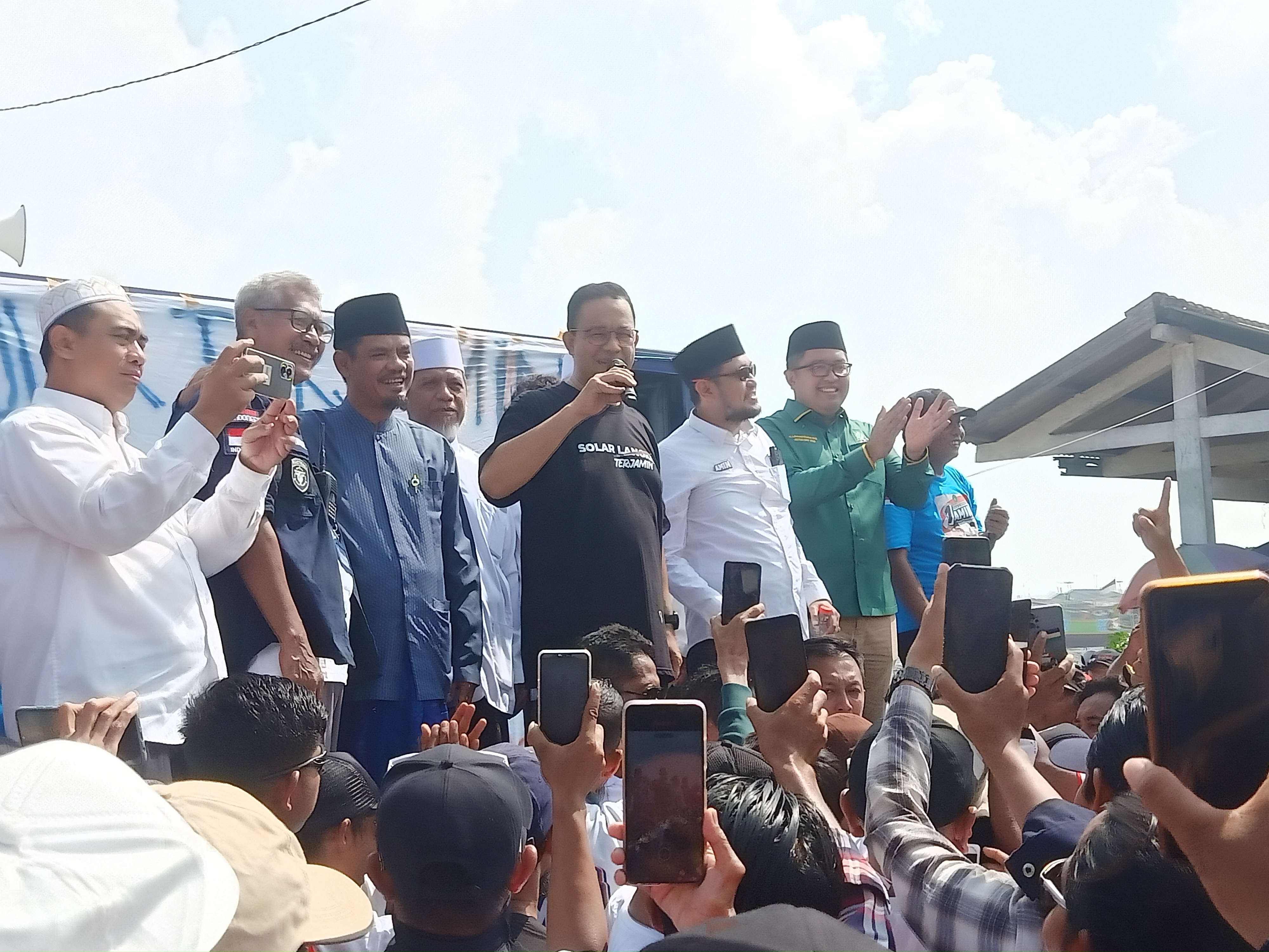 Anies Rasyid Baswedan saat menyapa nelayan di Brondong Kabupaten Lamongan Jawa Timur.

FOTO:SP/MUHAJIRIN