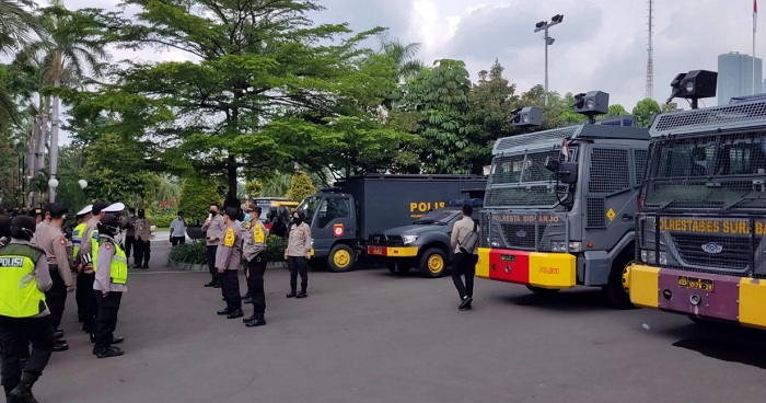 Ratusan petugas gabungan dari TNI, Polri hingga Satpol PP tengah berjaga di area Balai Kota Surabaya, Senin 21 Juni 2021. SP/NB/FARIZ YARBO