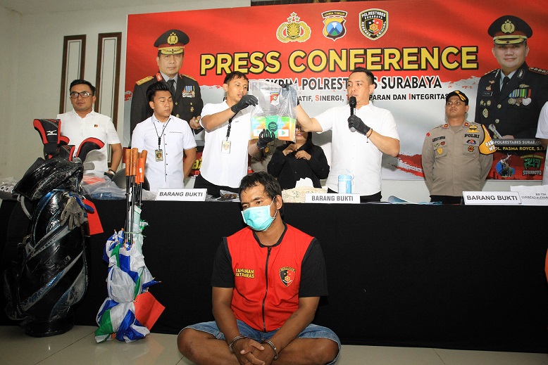 Pelaku dan barang bukti yang berhasil diamankan petugas Satreskrim Polrestabes Surabaya. Foto: SP/Ariandi.