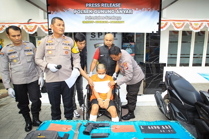 Pelaku curanmor yang berhasil diamankan polisi dihadirkan saat rilis kasus. SP/Ariandi